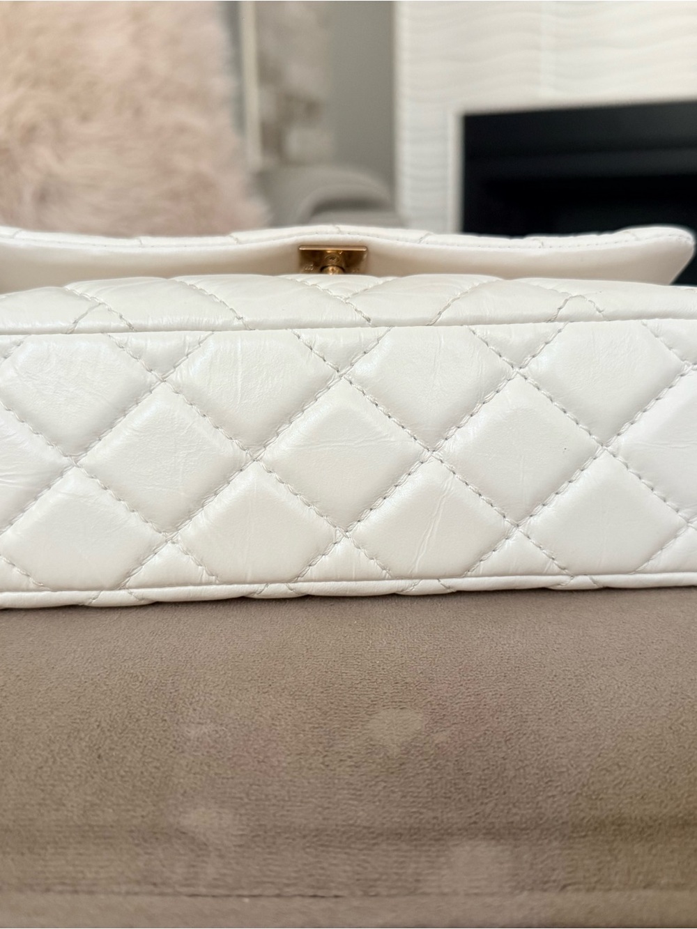 CHANEL Cream Quilted Chevron Leather Crossbody Bag with Gold Chain Small - Picture 7 of 10